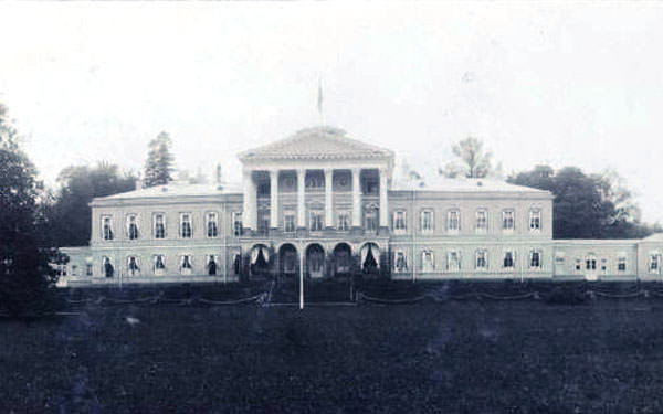 Фото дворца, сделанное до 1917 года. Источник: https://commons.wikimedia.org/wiki/File:Ropsha_palace_photo_before1917.jpg