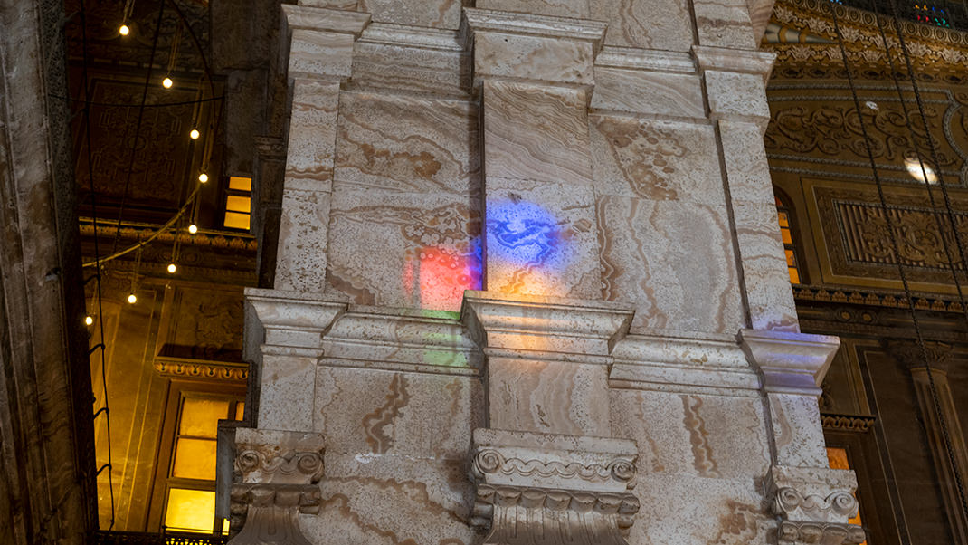 Свет из окон оставляет яркие пятна на стенах постройки