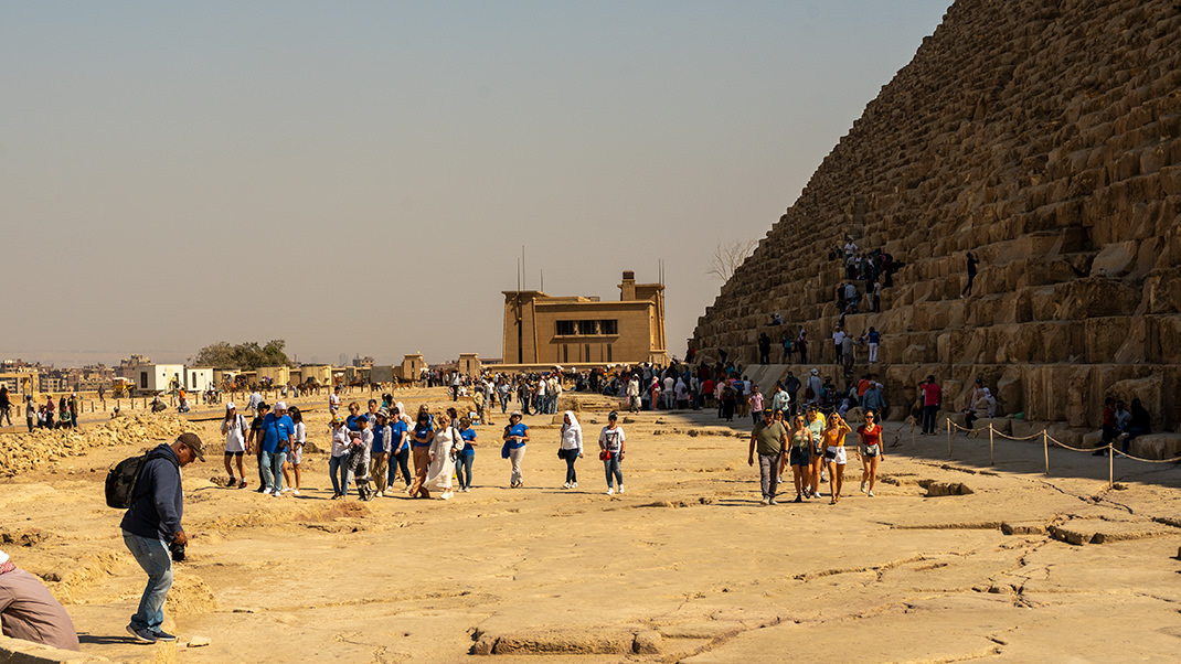 Туристы у пирамиды