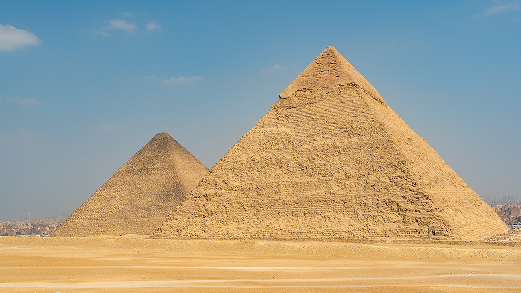 Когда мы говорим про комплекс в Гизе, то имеем в виду три главных объекта — пирамиды Хеопса (Хуфу), его сына Хефрена (Хафра) и преемника Хефрена, Микерина (Менкаура)