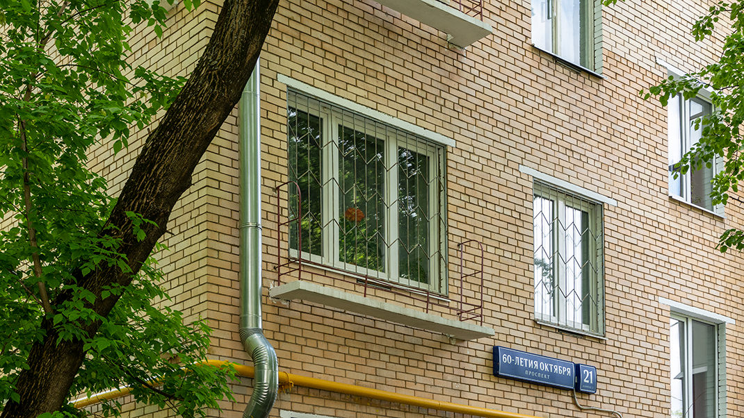 The quarter is located not far from the Akademicheskaya metro station