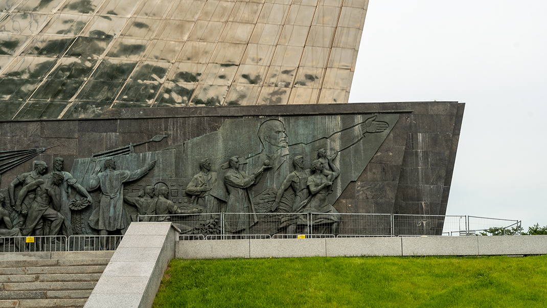 The exhibition is located in the stylobate of the monument