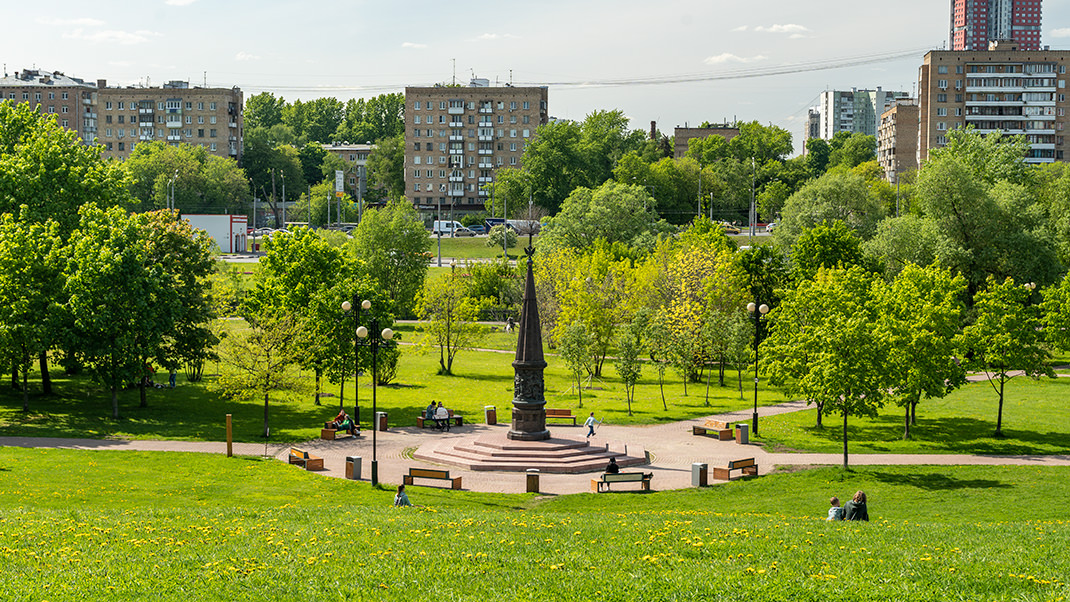 Several monuments and sculptures are installed in the park. In the photo, there is a monument commemorating the 400th anniversary of the liberation of Moscow by the Second People's Militia under the leadership of Prince Dmitry Pozharsky and the elected headman Kuzma Minin