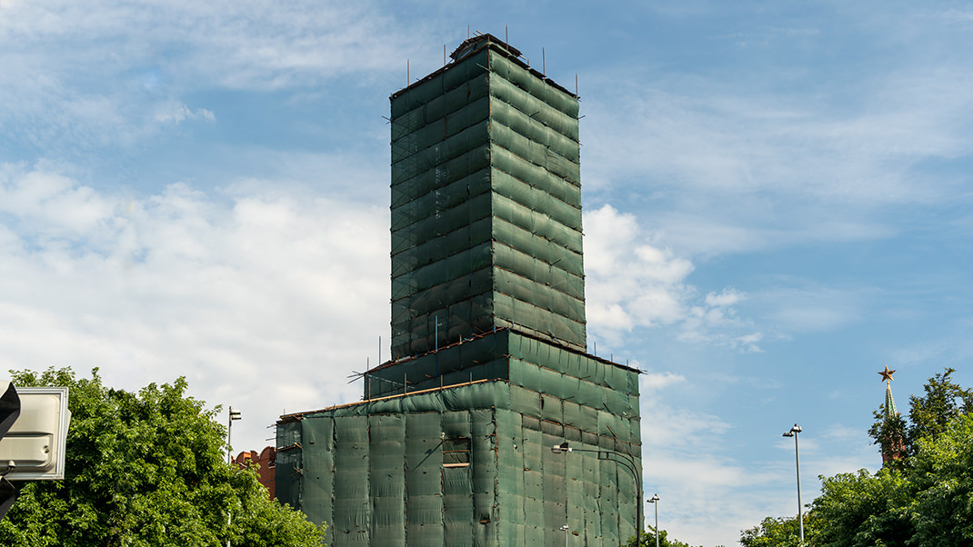 The Borovitskaya Tower. At the time of my stroll, the structure was concealed behind scaffolding