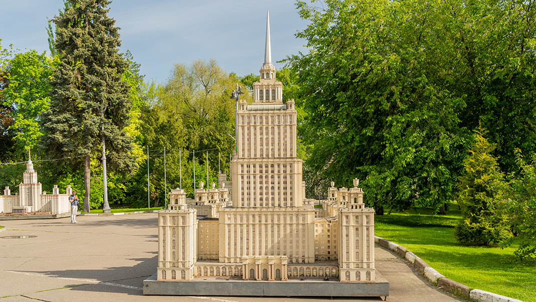 The attraction is located near the building opposite the Russian State Social University