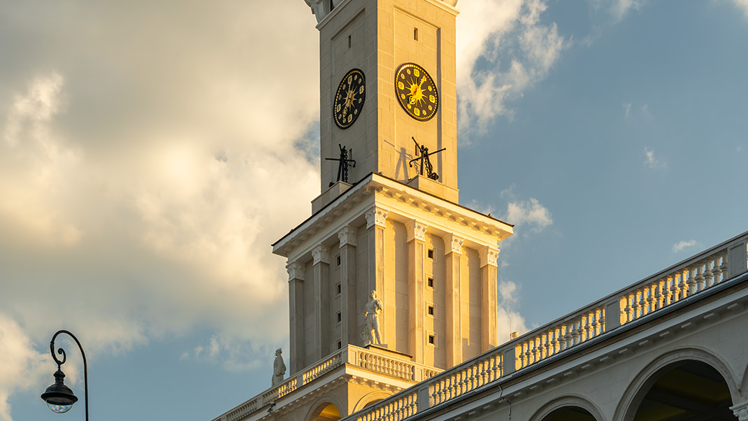 The dominant feature of the station is a 27-meter tower with clocks and a star on the spire