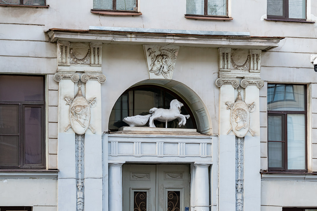 Благодаря скульптурной группе над одним из входов постройка получила название «дом с лошадкой»