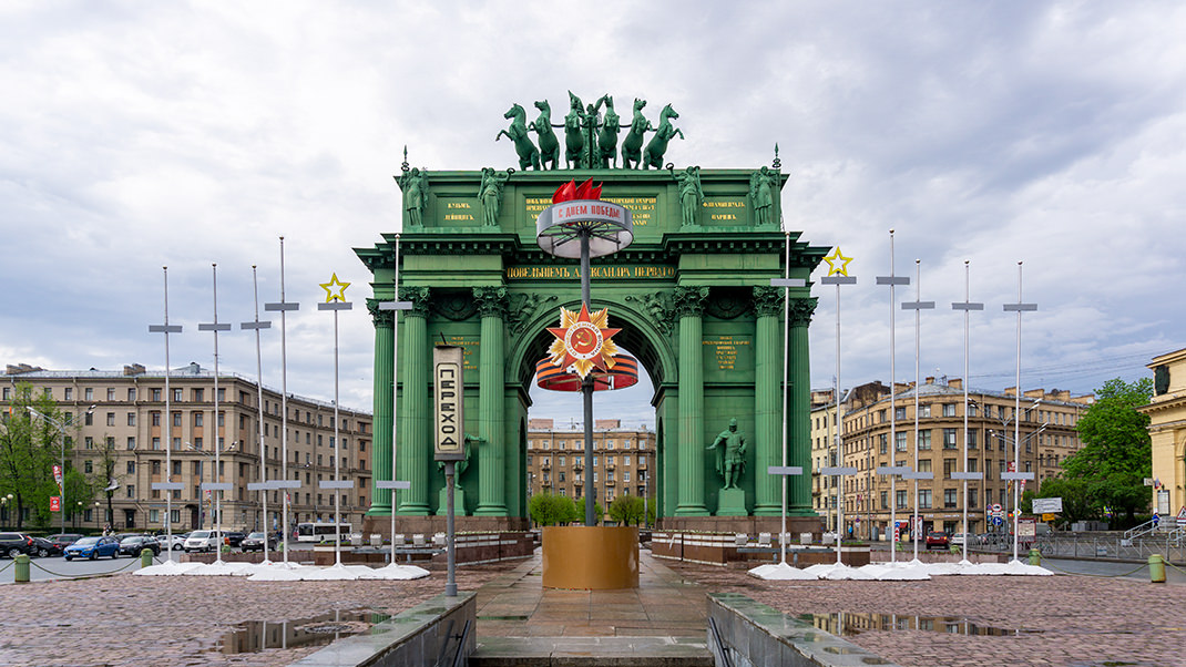 Нарвские триумфальные ворота в Санкт-Петербурге