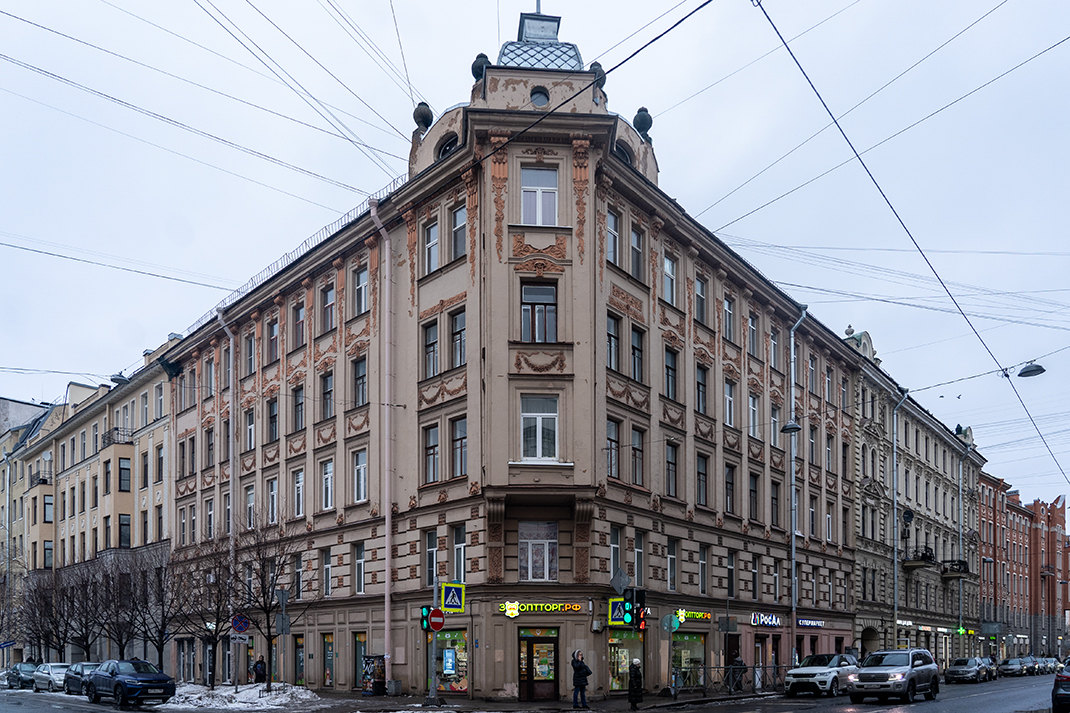 В декабре 1952 года бывший Геслеровский переулок, который к тому времени уже стал проспектом, и Пороховскую улицу объединили в знакомый нам Чкаловский проспект