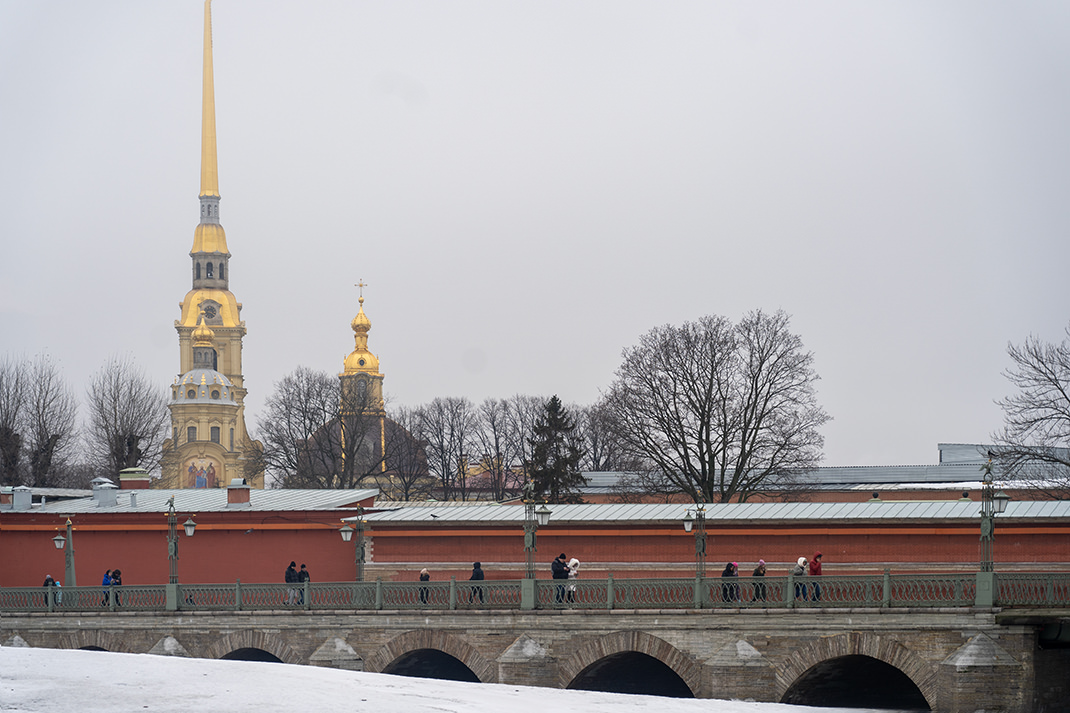 В левой части кадра высится Петропавловский собор