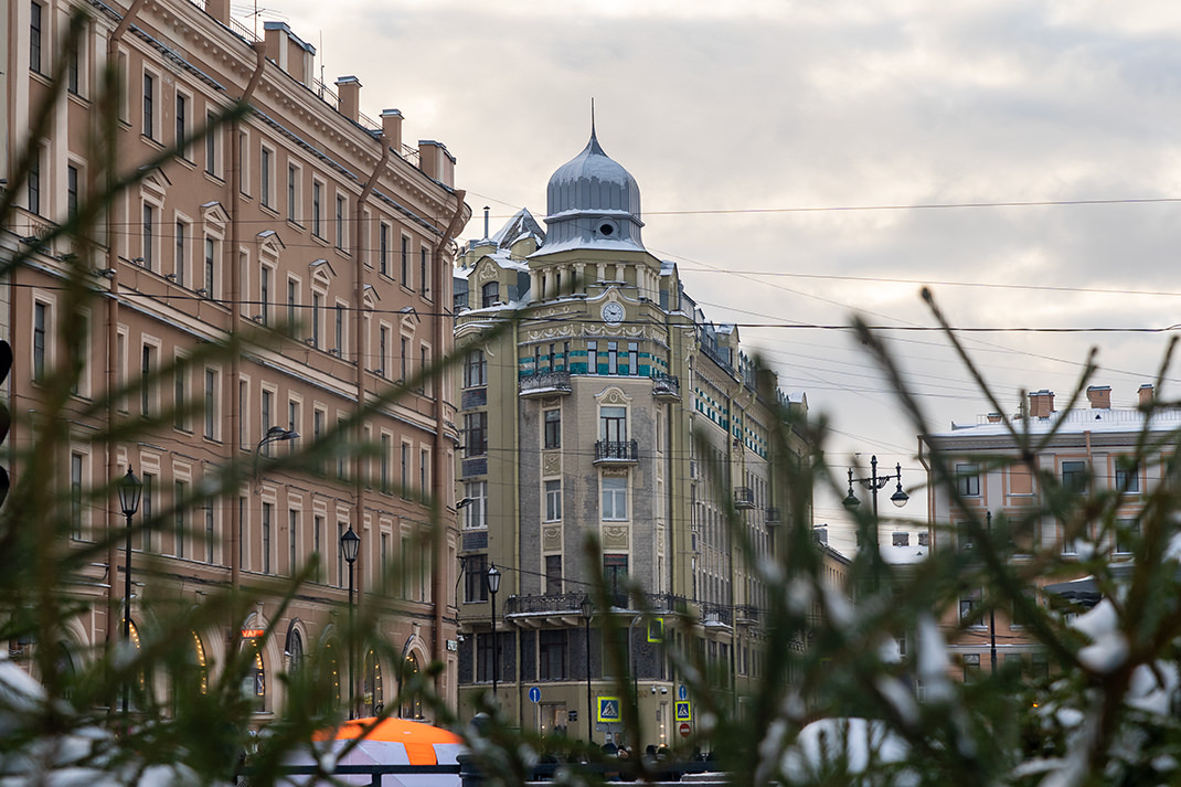 Неподалёку отсюда находится вход на три станции метро: «Сенную площадь», «Спасскую», «Садовую»