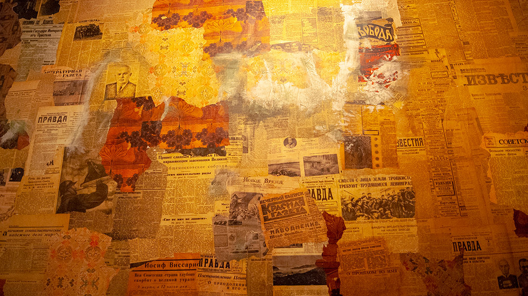 Одна из стен оклеена старыми газетами