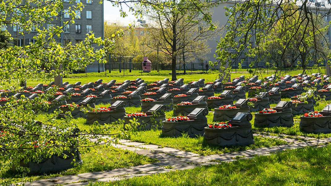 Несколько захоронений кладбища включено в Перечень объектов культурного наследия Санкт‑Петербурга