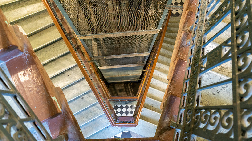 Вид на лестницу с третьего этажа