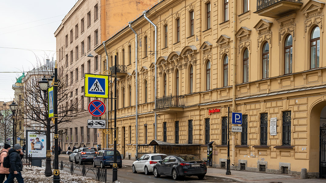 Фурштатская улица пролегает на участке между Литейным проспектом и Потёмкинской улицей, её протяжённость — около одного километра
