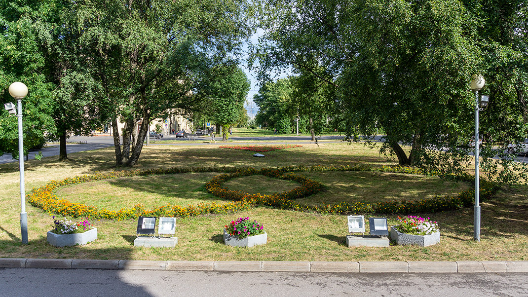 Газон с кольцами из цветов. Сегодня в здании бывшей усадьбы располагается отдел ЗАГС Кировского района