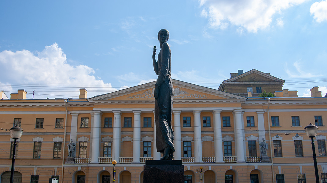 Памятник Анне Ахматовой в Санкт-Петербурге