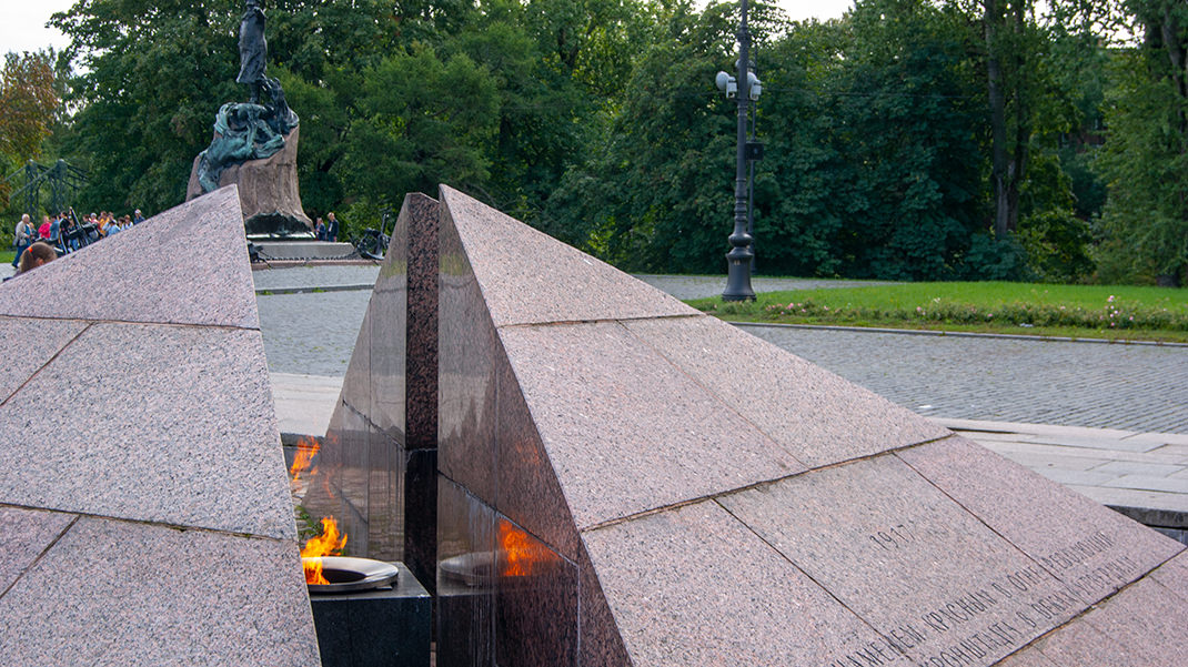 Памятник борцам за советскую власть на Якорной площади Кронштадта
