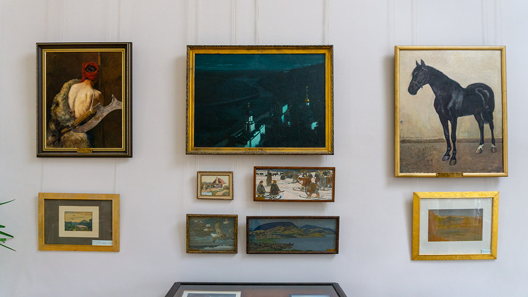 В мастерской представлено множество картин учеников Куинджи