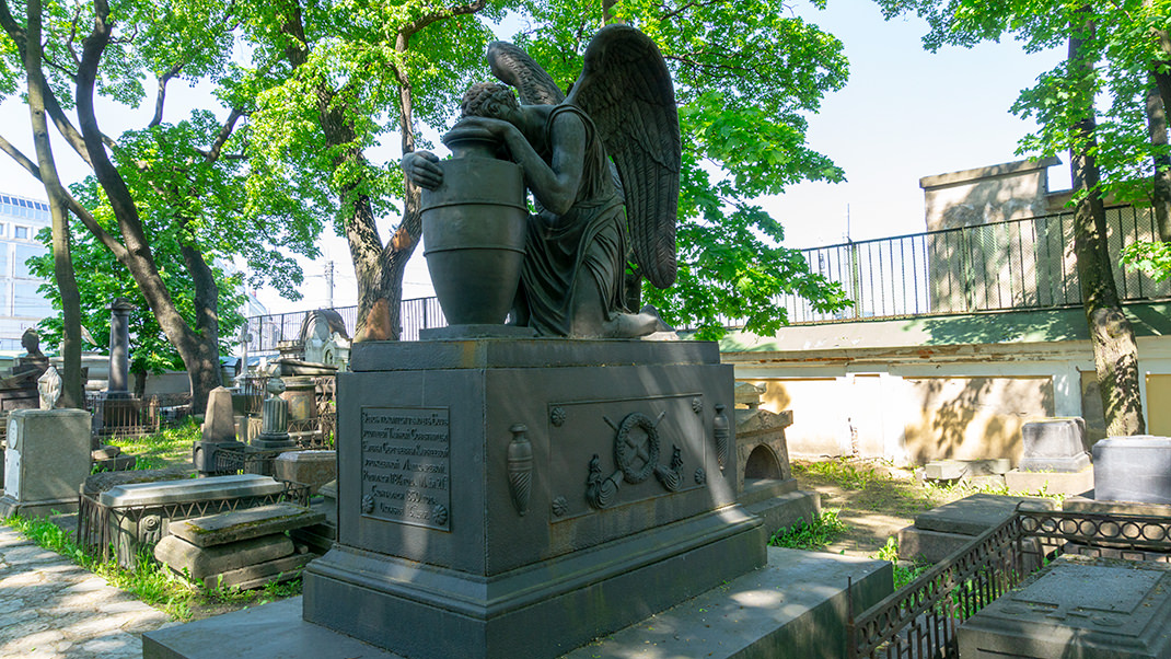 Скульптурное надгробие Е. С. Карнеевой