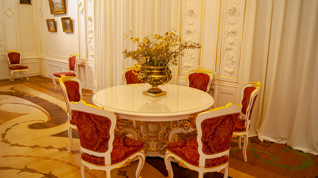 Мебель во дворце полностью соответствует пышной обстановке