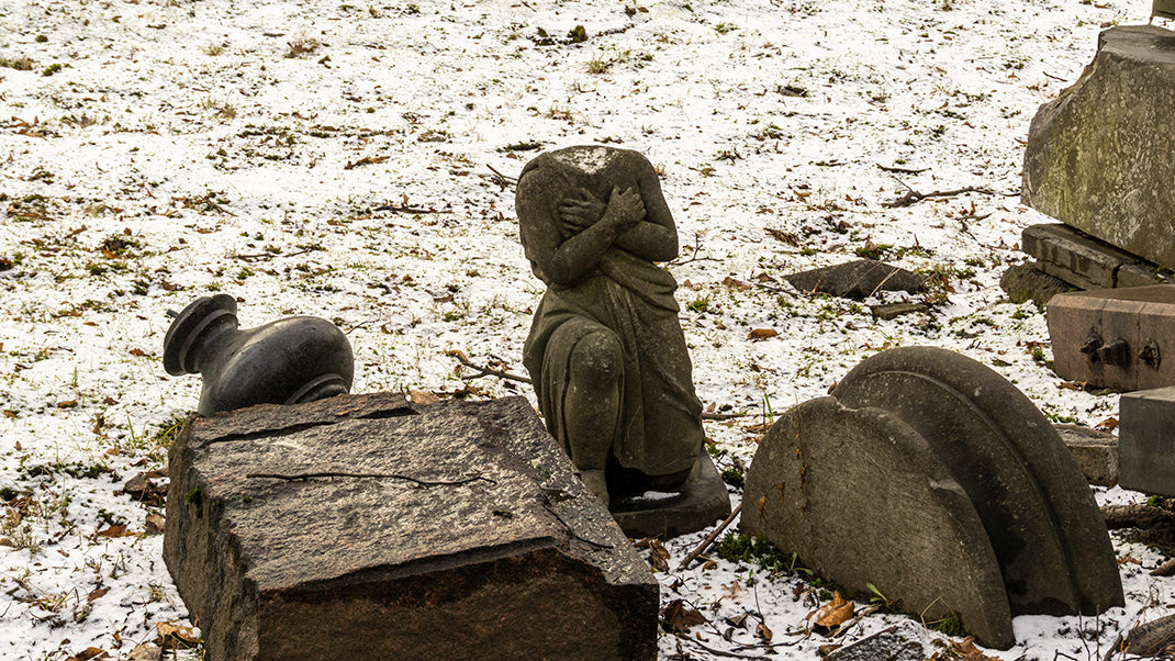 На территории кладбища можно найти множество скульптур разной степени сохранности