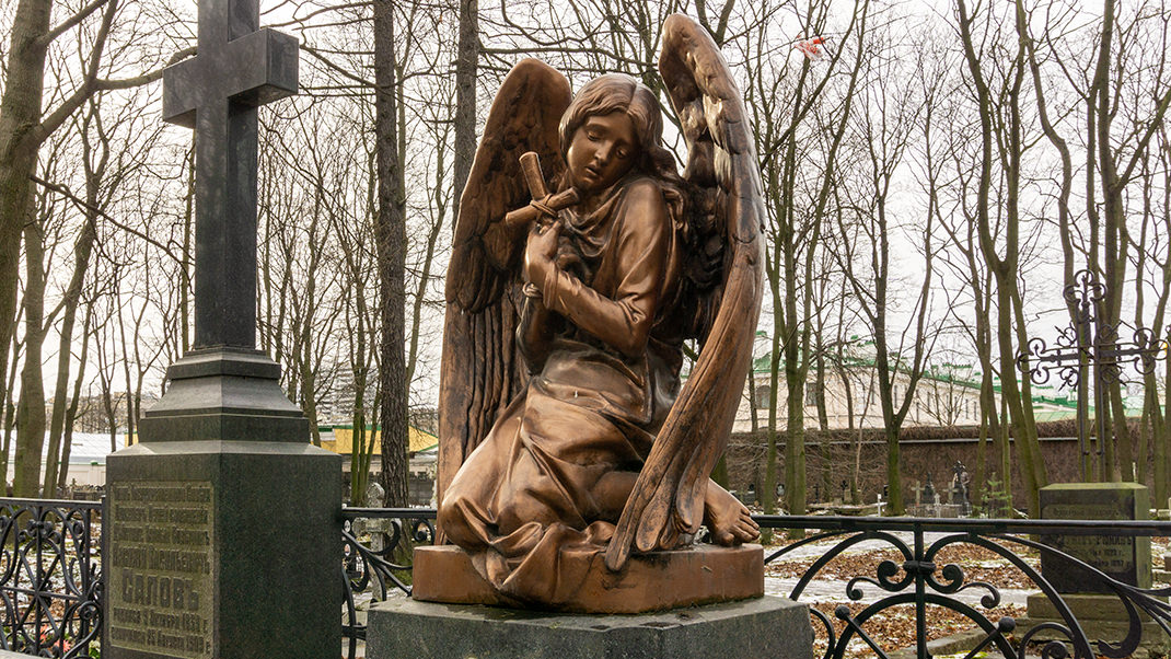 На многих участках установлены фигуры ангелов