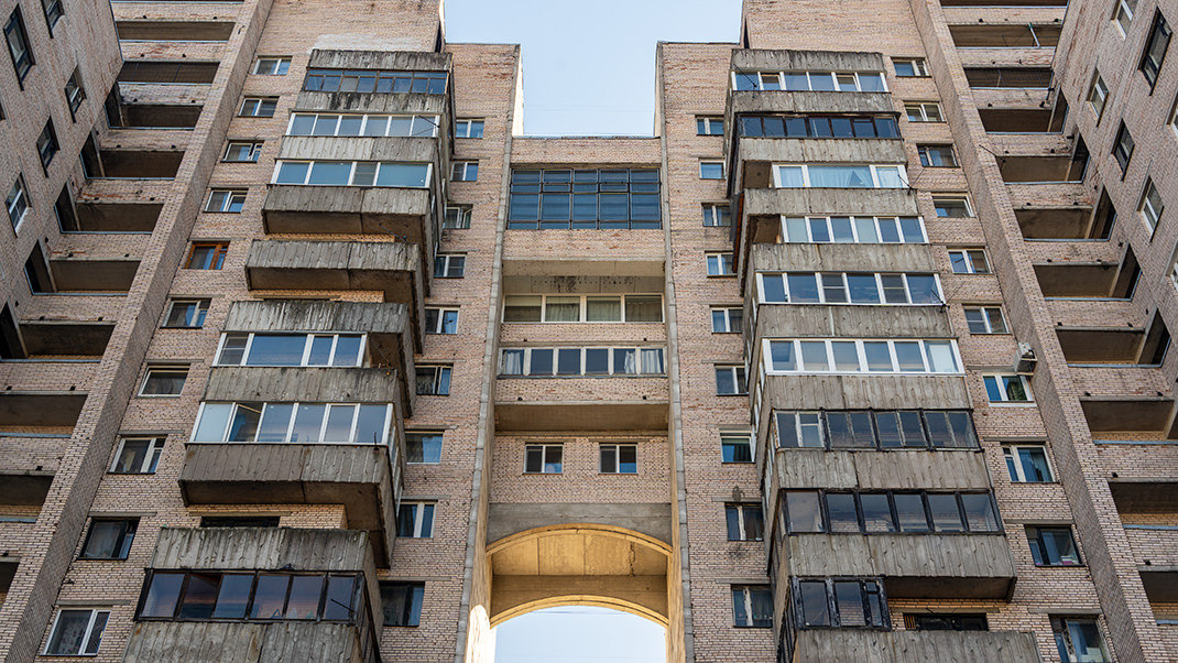 К особенностям постройки относятся непривычные для советской архитектуры двухуровневые квартиры