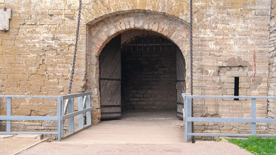Изогнутая форма входных ворот обусловлена защитой от таранных орудий
