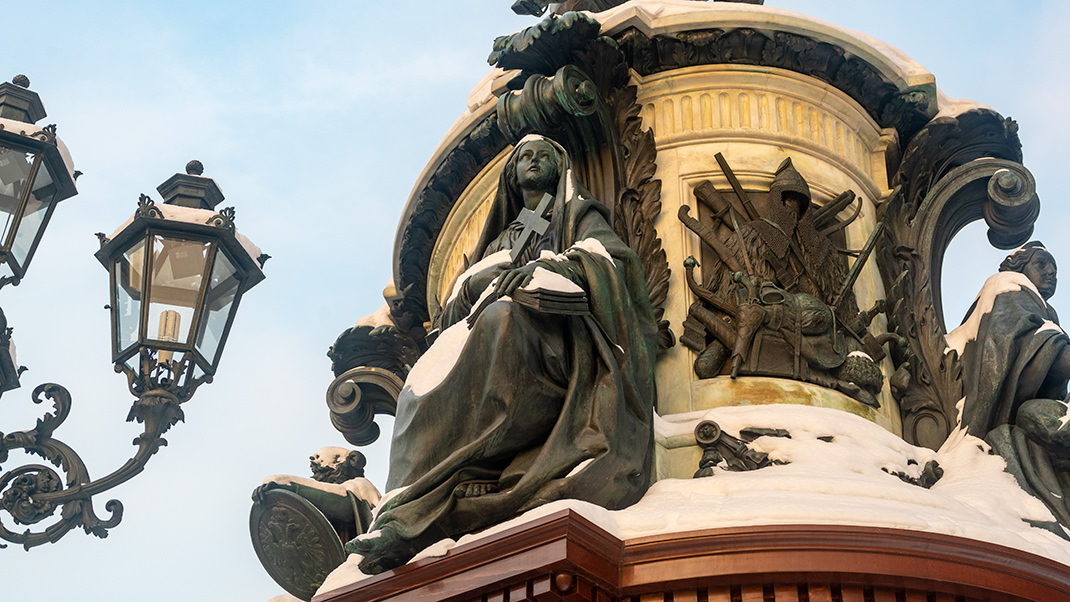 Здесь установлено четыре женских скульптуры: Правосудие, Сила, Мудрость и Вера