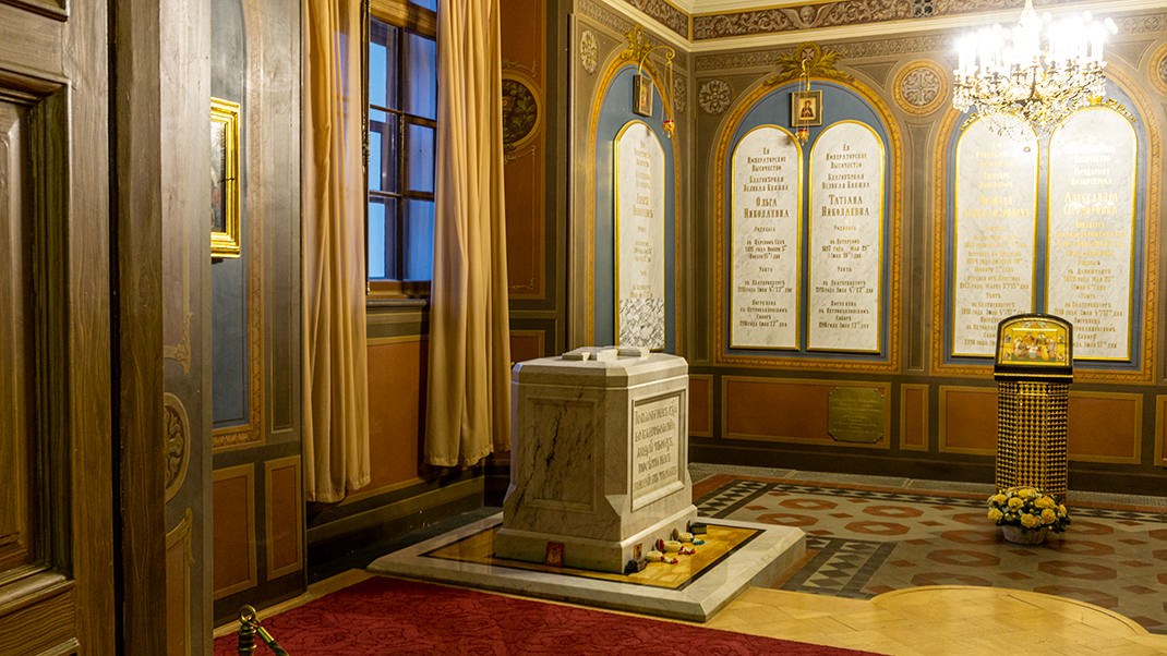 Екатерининский придел. Захоронения Николая II, его семьи и членов свиты