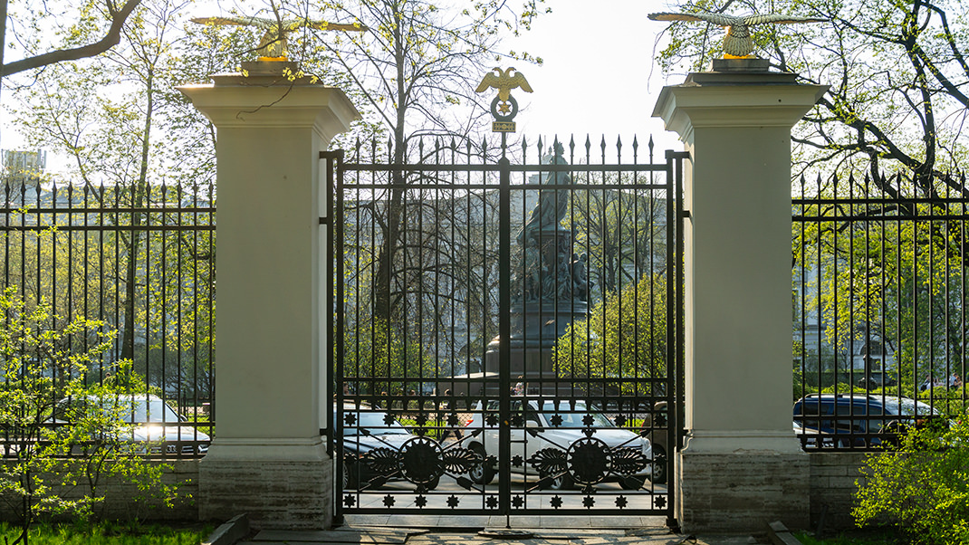 Ворота, выходящие в сторону Екатерининского сквера