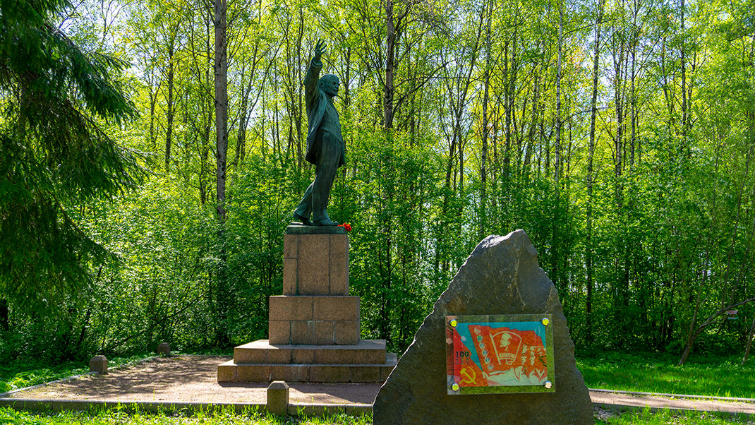 И ещё один памятник Ленину
