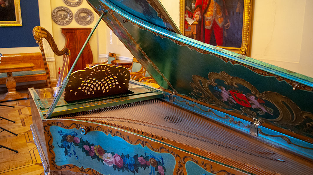Старинный клавесин — музыкальный инструмент, похожий на рояль. Клавесин отличается щипковым способом звукоизвлечения