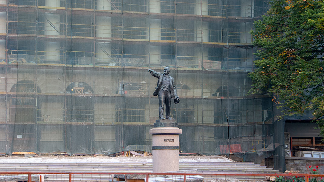 Памятник В. И. Ленину у Смольного