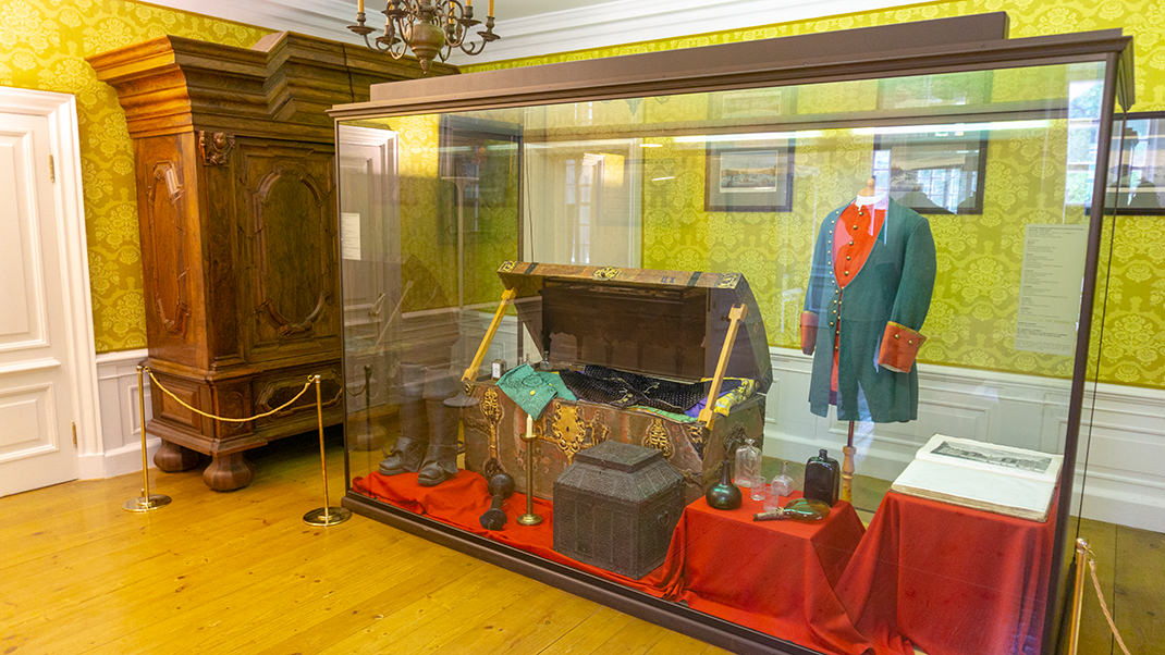 В залах дворца-музея можно увидеть большое количество разнообразных старинных предметов