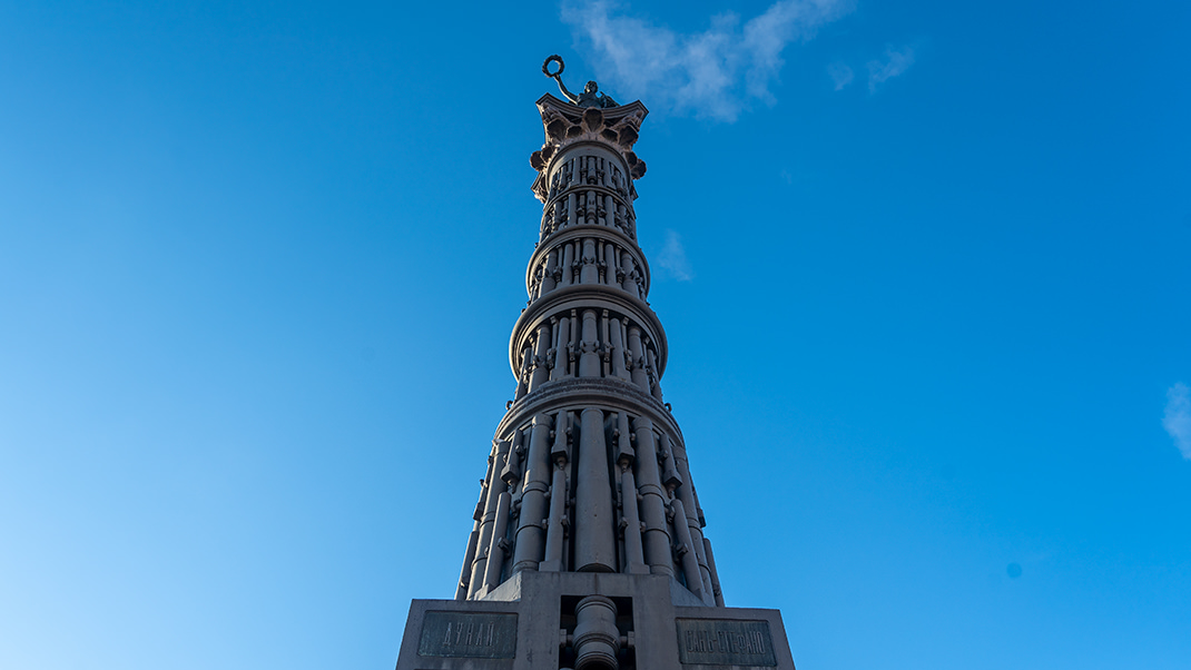 Высота монумента — около 30 метров