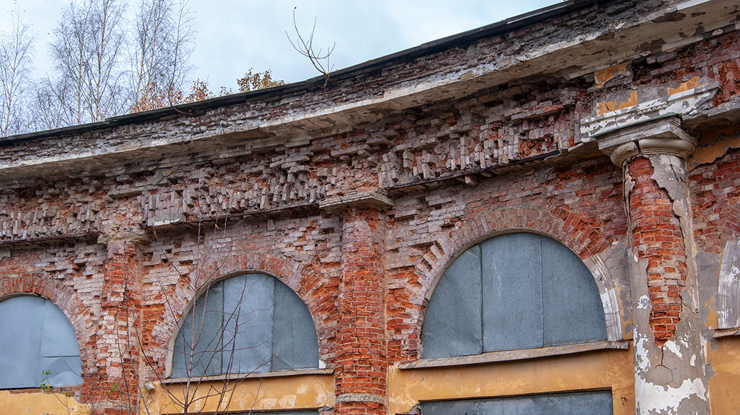 В советское время здание занимали склады студии «Ленфильм», в левом крыле находилась котельная