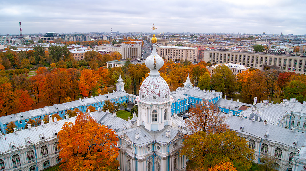 Слева от купола — здание правительства Ленинградской области