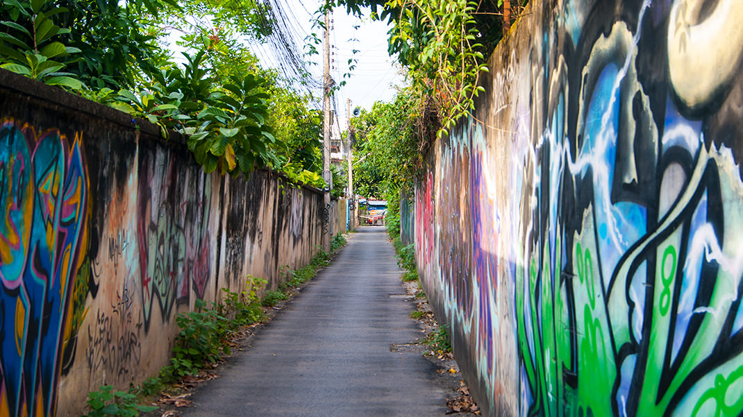 Переулок с современным графити