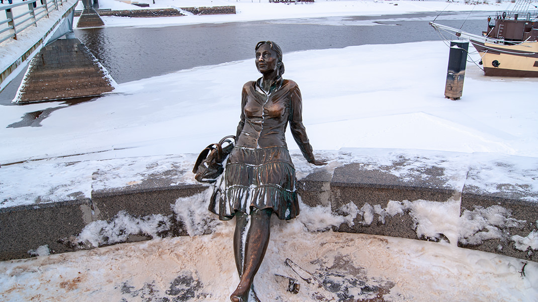 Скульптура девушка-туристка