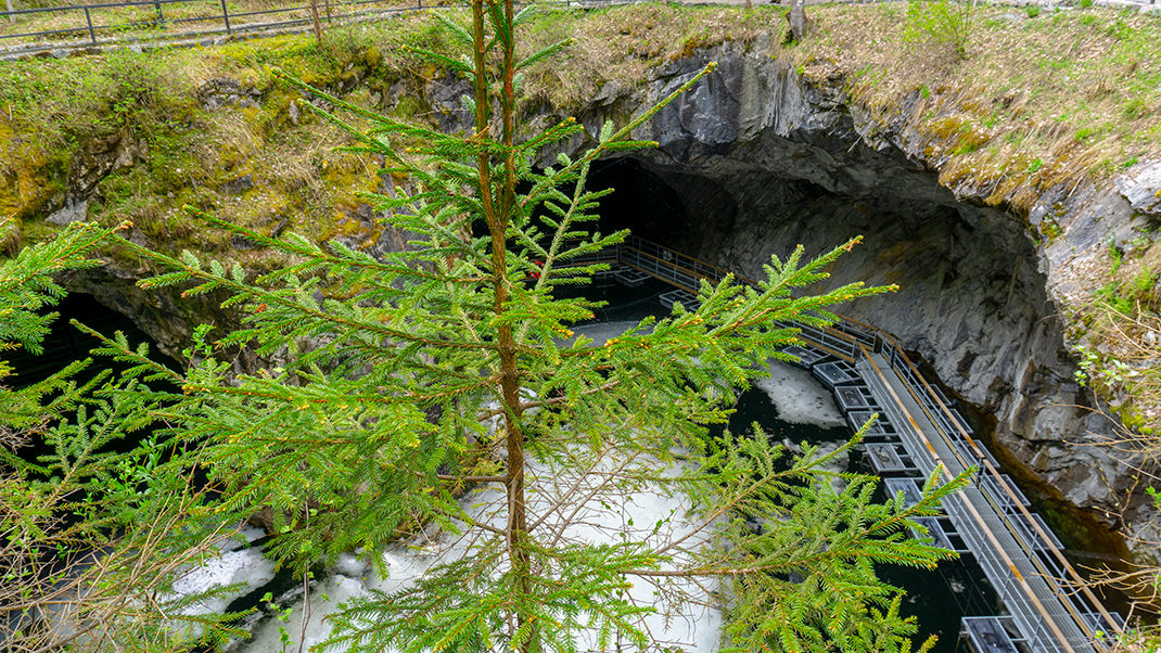 Внизу видны мостики, на которых проводится подземная экскурсия