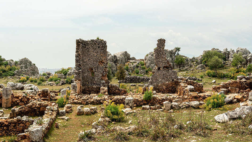 На территории поселения находились жилые постройки, мастерские по изготовлению масла, бани, церкви, места для захоронений