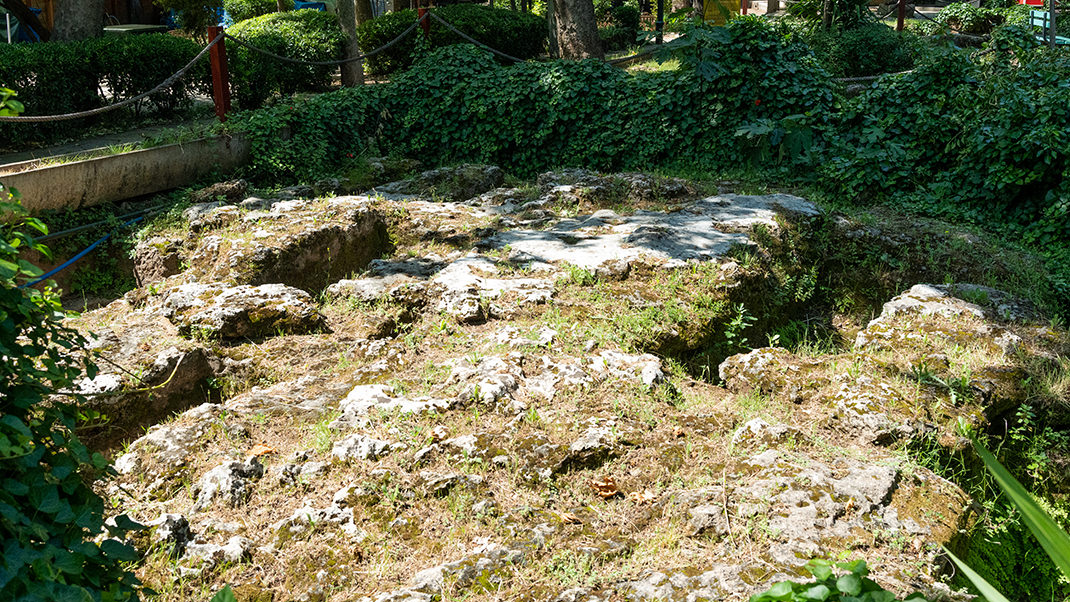 Древние гробницы на территории комплекса