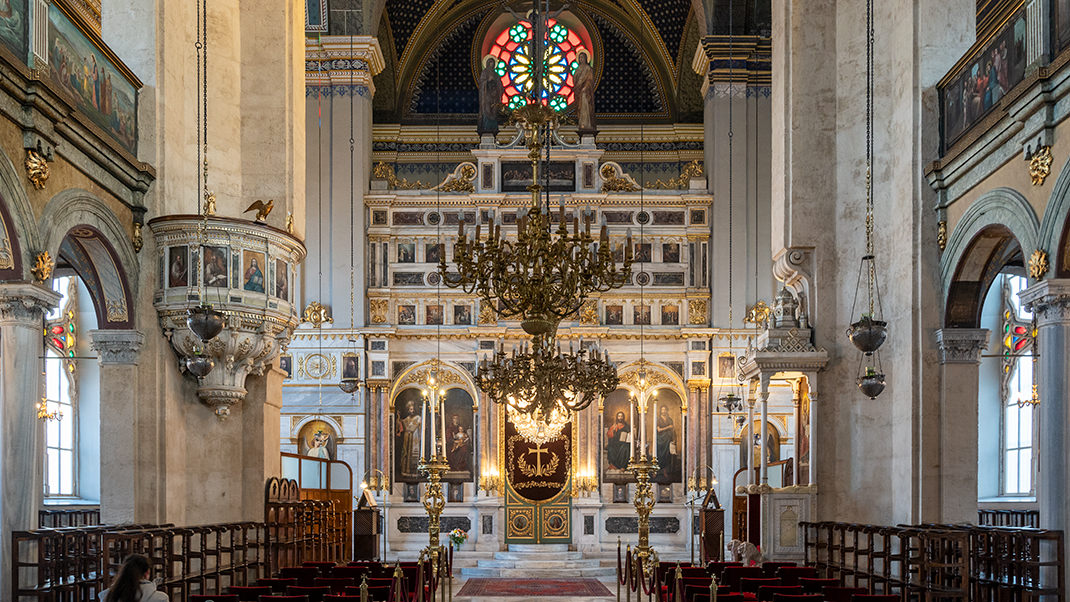 Нефы Греческой православной церкви Святой Троицы в Стамбуле