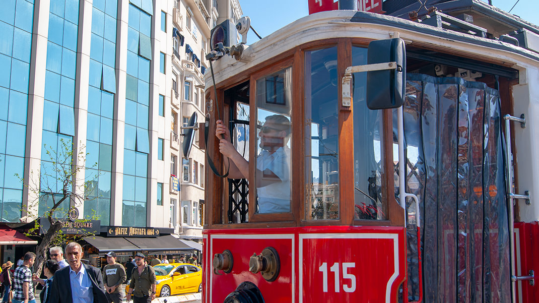Исторический трамвай в Стамбуле