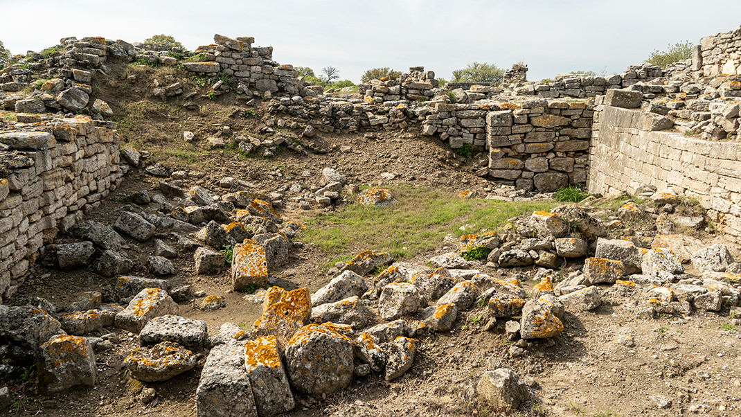 Развалины древней Трои расположены на западе Турции, неподалёку от выхода пролива Дарданеллы к Эгейскому морю