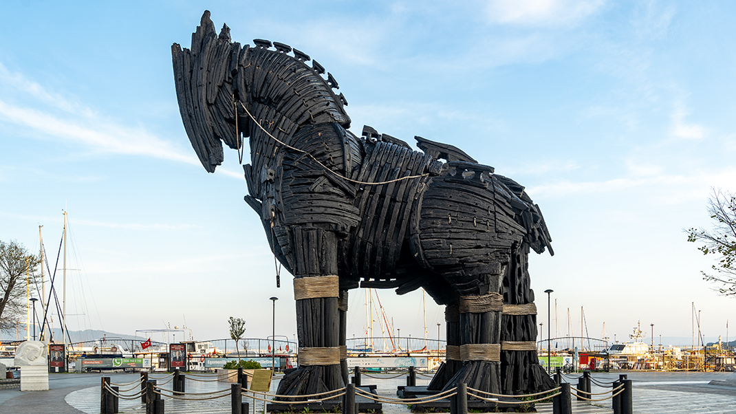 In the center of Çanakkale, a statue of the Trojan Horse is installed