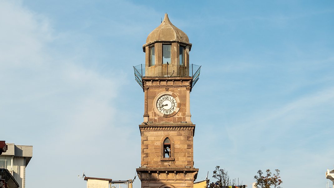 Часовая башня встречается в центре многих турецких городов
