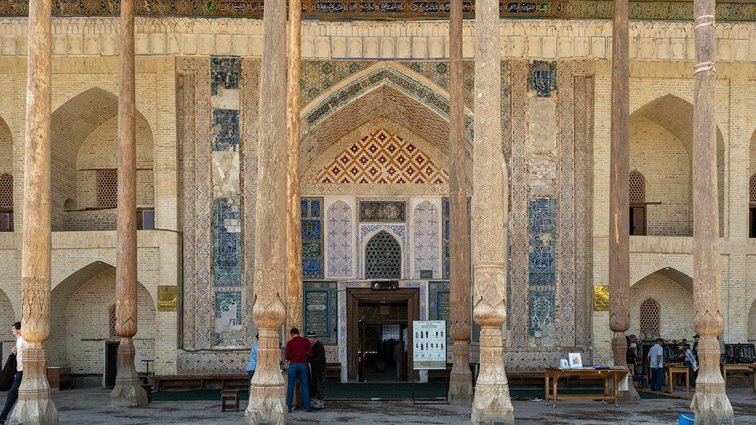 Ансамбль состоит из зимней мечети, пространства для совершения молитв в тёплое время года, бассейна и отдельностоящего минарета